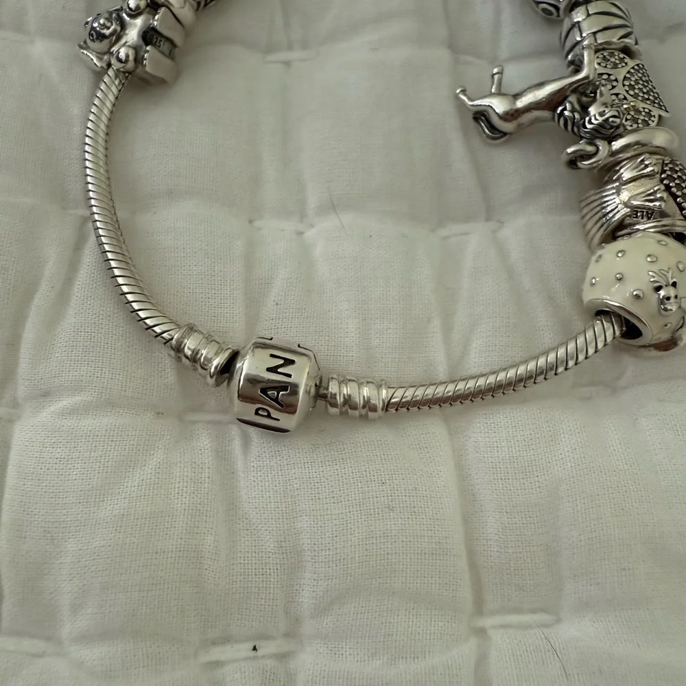 Pandora bracelet with 13 charms and 2 safety clips - Picture 5 of 8